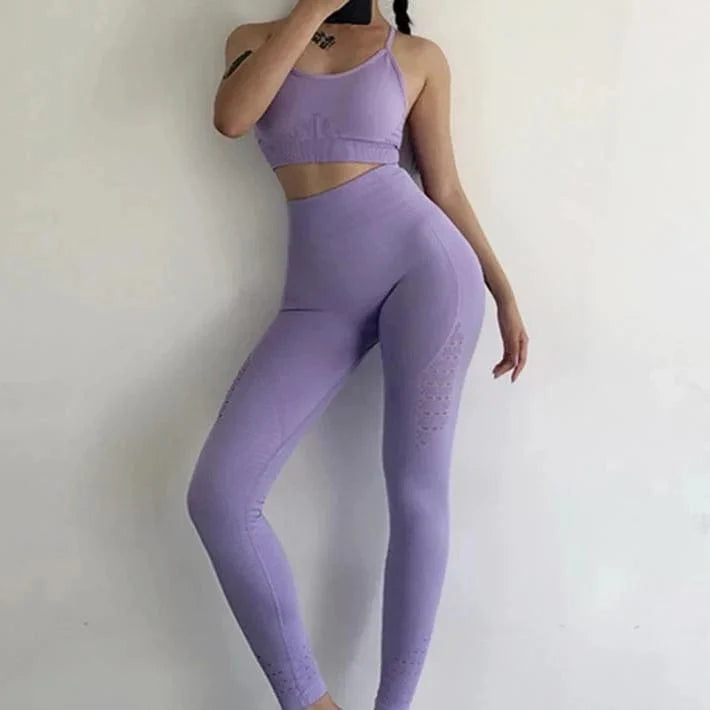 Lila Sportset für Damen, nahtlos, mit dekorativen Streifen, ideal für Fitness und Yoga. Bequemes, elastisches Material für optimale Bewegungsfreiheit.