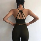 Damen-Sportset mit dekorativen Streifen, ideal für Yoga und Fitness. Bequemes, stilvolles Design in Schwarz für aktive Frauen.