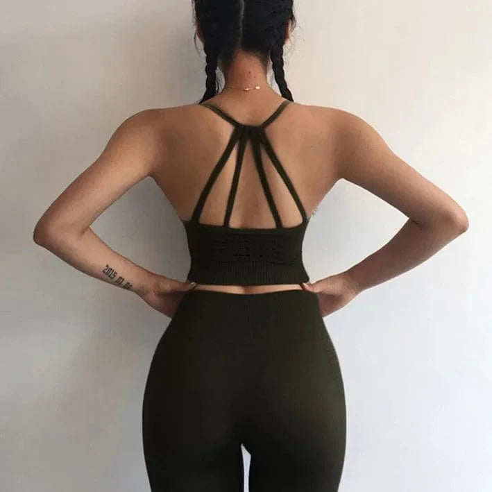 Damen-Sportset mit dekorativen Streifen, ideal für Yoga und Fitness. Bequemes, stilvolles Design in Schwarz für aktive Frauen.