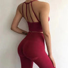 Rotes Sportset mit dekorativen Rückenstreifen, nahtloser Leggings und Sport-BH. Perfekt für Fitness, Yoga und aktive Freizeitmode.