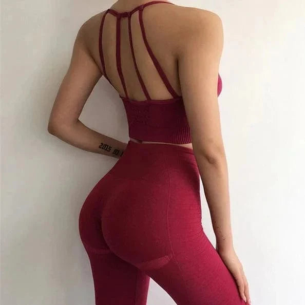 Rotes Sportset mit dekorativen Rückenstreifen, nahtloser Leggings und Sport-BH. Perfekt für Fitness, Yoga und aktive Freizeitmode.