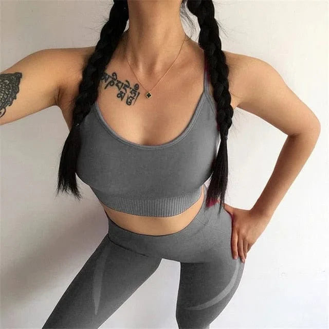 Graues Sportset für Damen mit dekorativen Streifen, bestehend aus Sport-BH und Leggings. Ideal für Fitness, Yoga und Freizeit.
