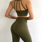 Grünes Sportset mit dekorativen Streifen, nahtloser Leggings und Sport-BH, ideal für Fitness und Yoga. Hochwertige Sportbekleidung Damen.
