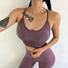 Damen-Sportset in Hellviolett mit dekorativen Streifen, bestehend aus Sport-BH und Leggings. Ideal für Fitness, Yoga und Freizeit.