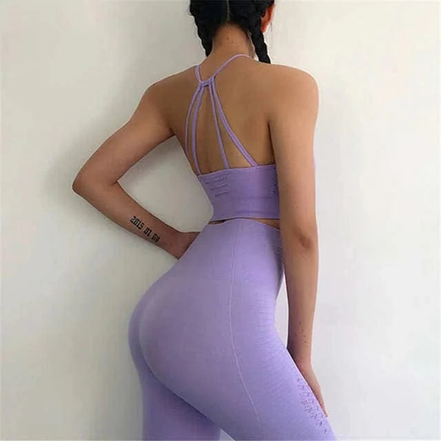 Lila Sportset mit dekorativen Streifen, nahtloses Design, ideal für Yoga und Fitness. Bequemes Material, modischer Look, perfekte Passform.