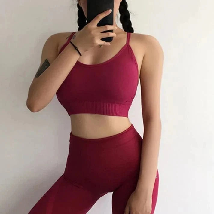 Rotes Sportset für Damen, bestehend aus Sport-BH und Leggings, ideal für Fitness und Yoga. Bequem, stilvoll, mit dekorativen Streifen.