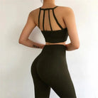 Schwarzes Sportset mit dekorativen Streifen, ideal für Fitness und Yoga. Hochwertige Materialien, modisches Design, perfekte Passform.