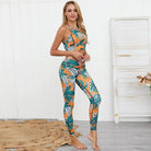 Damen-Sportset mit floralen Mustern, bestehend aus Leggings und Top. Perfekt für Yoga und Fitness. Trendige Sportmode für aktive Frauen.