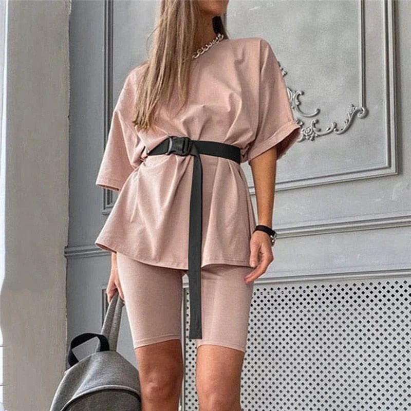 Beiges Sportset mit Gürtel, bestehend aus lockerem T-Shirt und Shorts. Perfekt für Freizeit und Fitness. Trendige Damenmode, bequem und stilvoll.