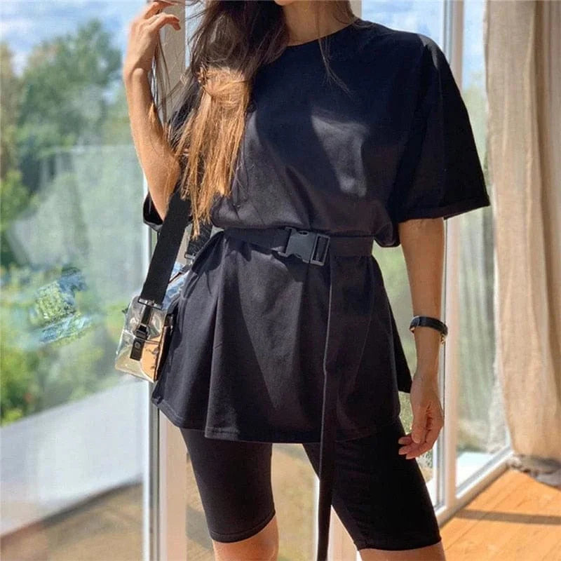 Schwarzes Sportset mit Gürtel, bestehend aus Oversize-T-Shirt und Radlerhose. Perfekt für Fitness, Freizeit und trendige Streetwear-Looks.
