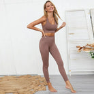 Damen-Sportset in klassischem Schnitt, nahtloses Design, ideal für Yoga und Fitness. Bequemes, atmungsaktives Material in neutralem Braunton.