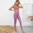 Damen Sportset in Lila, bestehend aus Sport-BH und Leggings. Ideal für Fitness und Yoga. Bequem, atmungsaktiv, klassischer Schnitt.