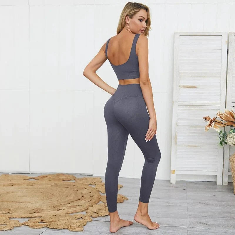 Graues Sportset für Damen, bestehend aus Leggings und Top, ideal für Fitness und Yoga. Bequem, klassischer Schnitt, atmungsaktives Material.