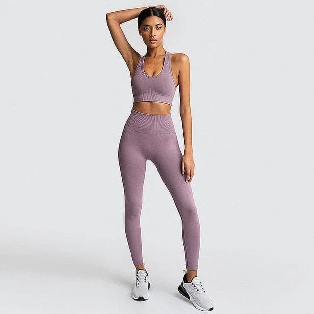 Lavendelfarbenes Sportset für Damen, bestehend aus Leggings und Sport-BH. Ideal für Fitness und Yoga. Bequem, stilvoll und funktional.