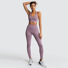 Lavendelfarbenes Sportset für Damen: Nahtloses Design, bestehend aus Sport-BH und Leggings. Ideal für Fitness, Yoga und Freizeitmode.