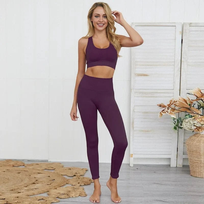 Violettes Sportset für Damen, bestehend aus Leggings und Sport-BH, ideal für Yoga und Fitness. Bequem, klassischer Schnitt, atmungsaktiv.