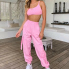 Damen Sportset in Rosa: Kurzes Oberteil und Jogginghose, ideal für Fitness und Freizeit. Trendige Sportmode, bequem und stylisch.