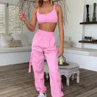 Damen Sportset in Rosa, bestehend aus kurzem Oberteil und Jogginghose. Perfekt für Fitness, Yoga und Freizeit. Bequem und modisch.