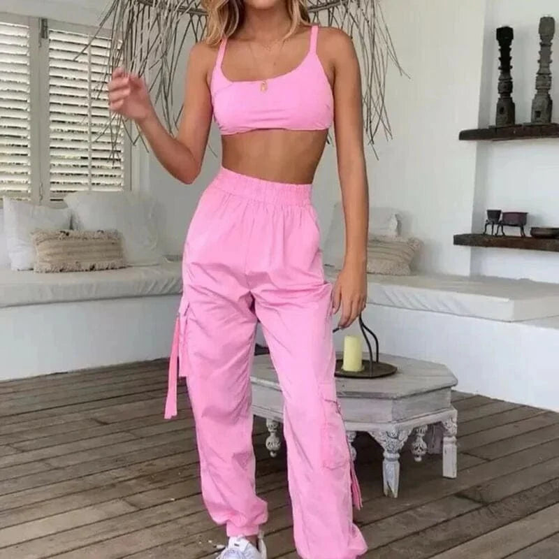 Damen Sportset in Rosa, bestehend aus kurzem Oberteil und Jogginghose. Perfekt für Fitness, Yoga und Freizeit. Bequem und modisch.