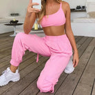 Damen Sportset in Rosa, bestehend aus kurzem Oberteil und Jogginghose. Perfekt für Fitness, Yoga und Freizeit. Bequem und modisch.