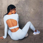 Damen-Sportset mit offenem Rücken in Hellblau, ideal für Yoga und Fitness. Bequemes, atmungsaktives Material für maximale Bewegungsfreiheit.