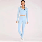 Damen Sportset in Hellblau, bestehend aus langärmligem Crop-Top und Leggings. Ideal für Fitness, Yoga und Freizeit. Bequem und stilvoll.