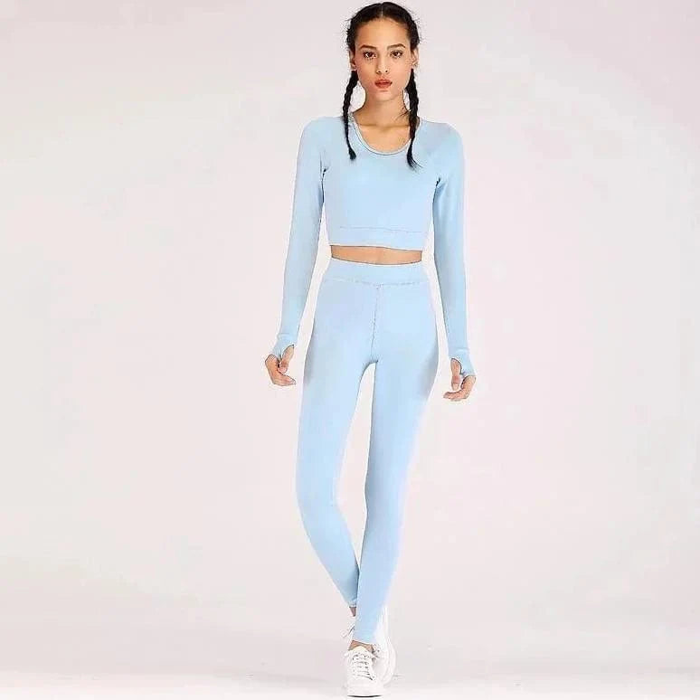 Damen Sportset in Hellblau, bestehend aus langärmligem Crop-Top und Leggings. Ideal für Fitness, Yoga und Freizeit. Bequem und stilvoll.