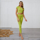 Grünes Sportset für Damen, bestehend aus Crop-Top und Leggings. Ideal für Fitness und Yoga. Bequem, stilvoll und atmungsaktiv.