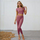 Rotes Sportset für Damen mit offenem Rücken, bestehend aus Crop-Top und Leggings. Ideal für Yoga, Fitness und Freizeit. Hochwertige Sportbekleidung.