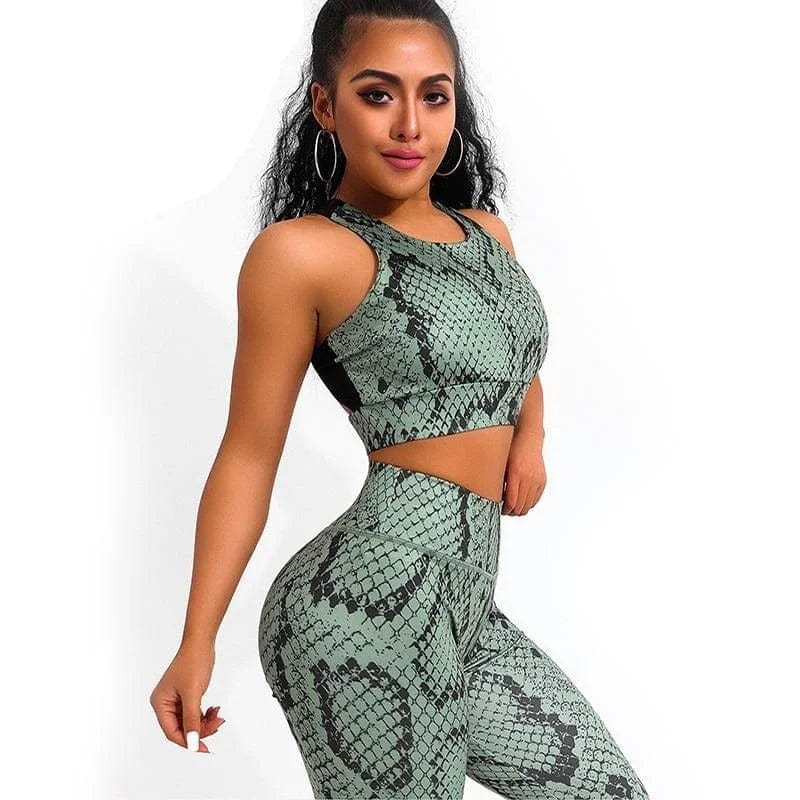 Grünes Schlangenhaut-Sportset für Damen, bestehend aus Crop-Top und Leggings. Ideal für Fitness, Yoga und Sport. Modisch, bequem, trendig.