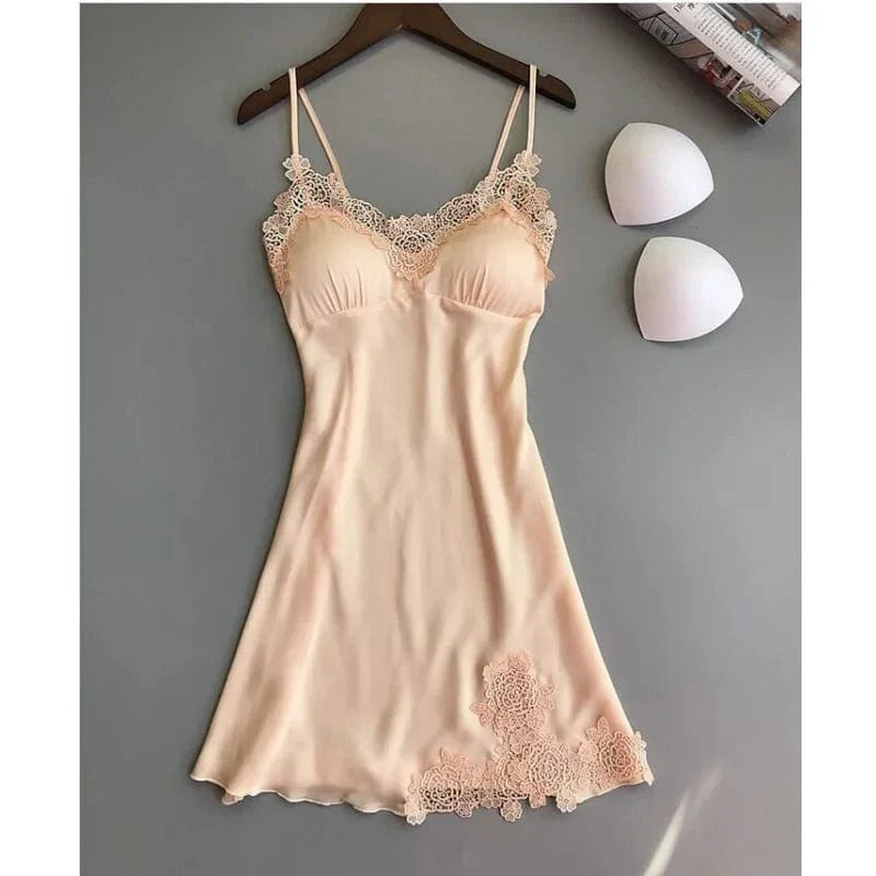 Beiges Nachthemd mit Spitzenbesatz, elegantes Design, verstellbare Träger, ideal für Damenmode, Nachtwäsche, bequem und stilvoll.