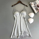 Graues Nachthemd mit Spitzenbesatz, elegantes Design, verstellbare Träger, ideal für Nachtwäsche, Damenmode, bequem und stilvoll.