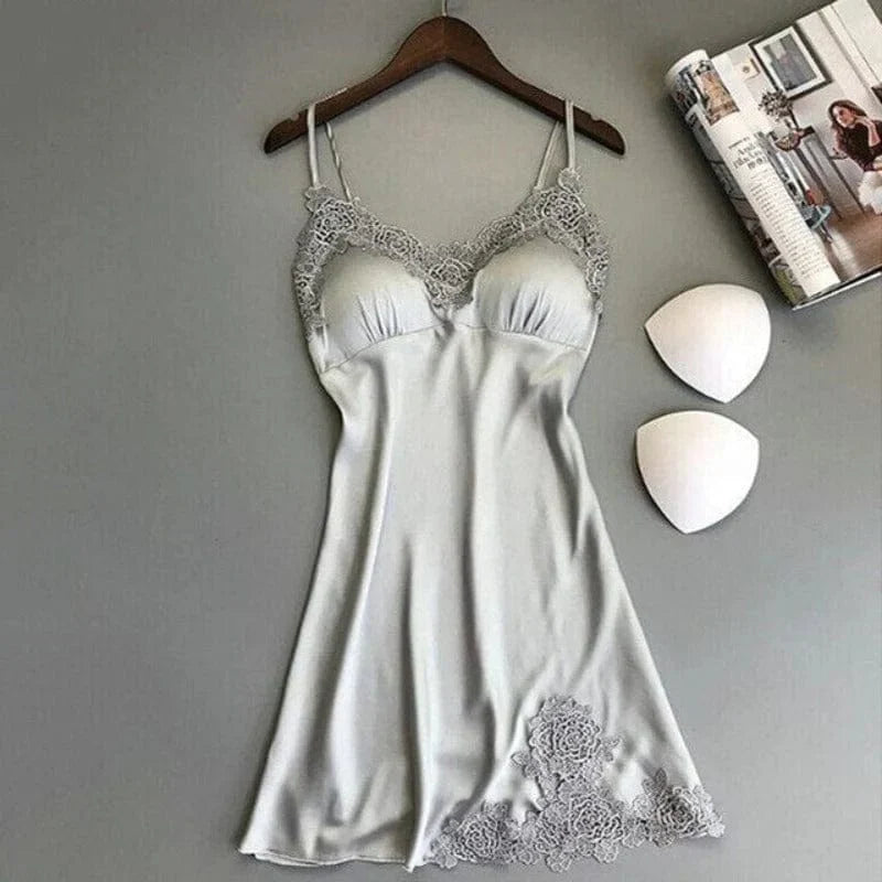 Graues Nachthemd mit Spitzenbesatz, elegantes Design, verstellbare Träger, ideal für Nachtwäsche, Damenmode, bequem und stilvoll.
