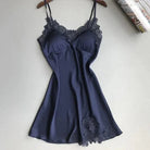 Elegantes marineblaues Nachthemd mit Spitzenbesatz, verstellbaren Trägern und weichem Stoff. Perfekt für komfortable Nächte und stilvolle Loungewear.