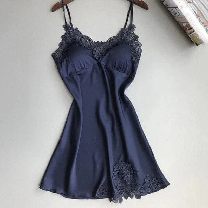 Elegantes marineblaues Nachthemd mit Spitzenbesatz, verstellbaren Trägern und weichem Stoff. Perfekt für komfortable Nächte und stilvolle Loungewear.