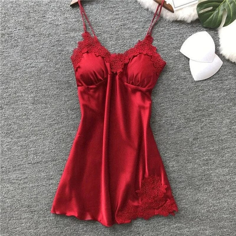 Rotes Nachthemd aus Satin mit Spitzenbesatz, elegantes Design, verstellbare Träger, ideal für Nachtwäsche, Damenmode, sinnliche Lingerie.