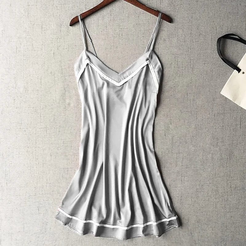 Graues Nachthemd aus Satin mit Spaghettiträgern, elegant und schlicht, ideal für Damen. Perfekt für komfortable Nächte und stilvolle Loungewear.
