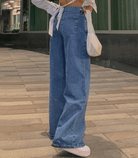 Einfarbige Baggy-Jeans mit niedriger Taille, lässiger Stil, ideal für Streetwear. Perfekt kombinierbar mit Crop-Tops und Sneakern.