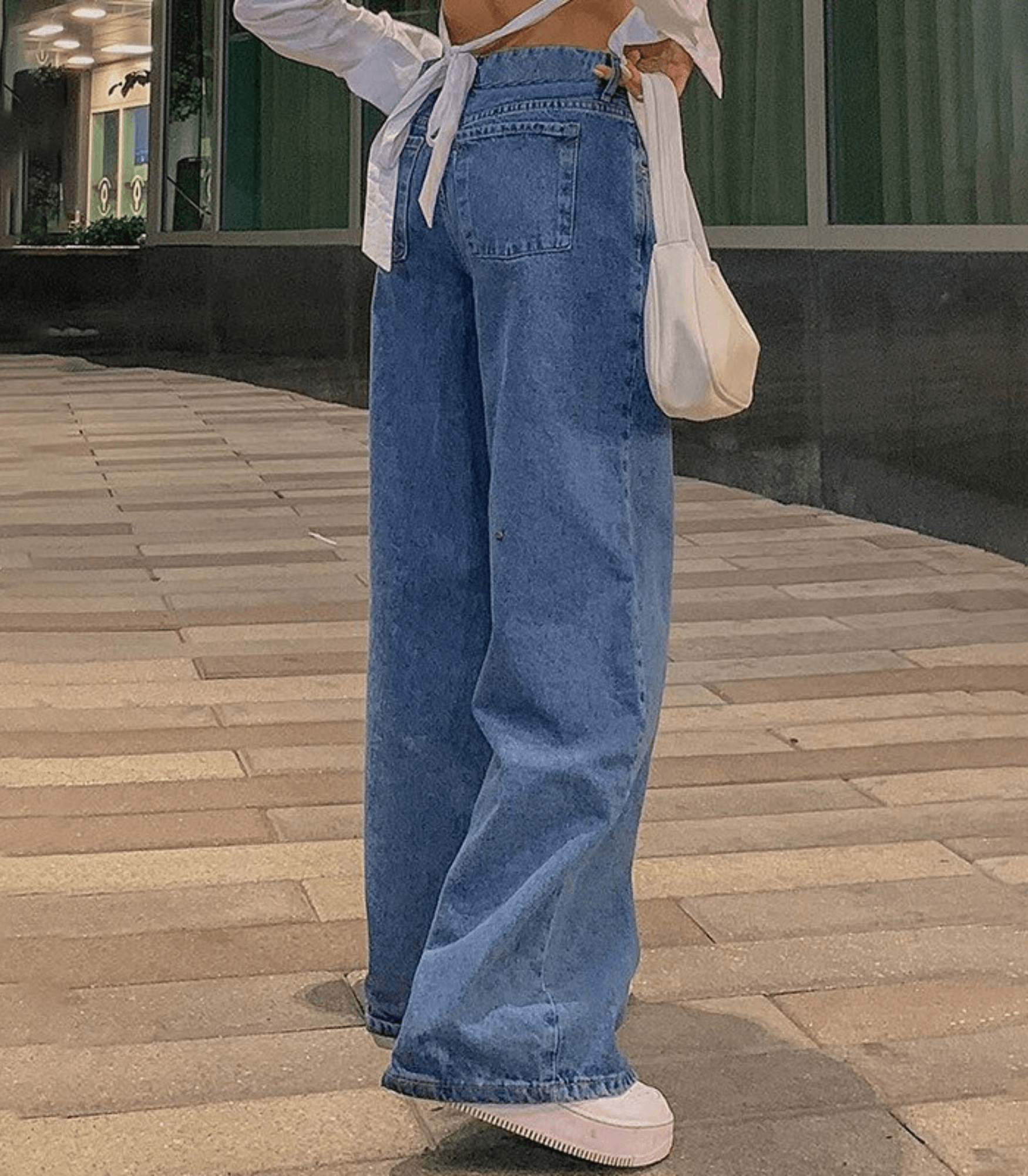Einfarbige Baggy-Jeans mit niedriger Taille, lässiger Stil, ideal für Streetwear. Perfekt kombinierbar mit Crop-Tops und Sneakern.