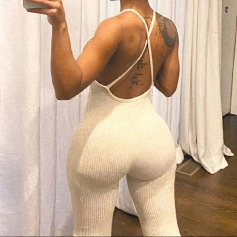 Einteiliger Sportanzug Damen, beige, mit Rückenausschnitt. Perfekt für Fitness und Yoga. Bequeme Passform, modisch und funktional.