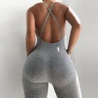 Grauer, rückenfreier Einteiler für Damen, ideal für Sport und Freizeit. Bequemer, figurbetonter Jumpsuit mit modischem Design.