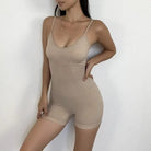Beiger einteiliger Sportanzug mit Shorts, figurbetont und ärmellos, ideal für Fitness und Freizeit. Perfekt für trendbewusste Frauen.