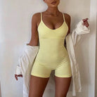 Einteiliger gelber Sportanzug für Damen, ideal für Fitness und Freizeit. Bequeme Passform, ärmellos, mit Shorts. Perfekt für Sommeraktivitäten.