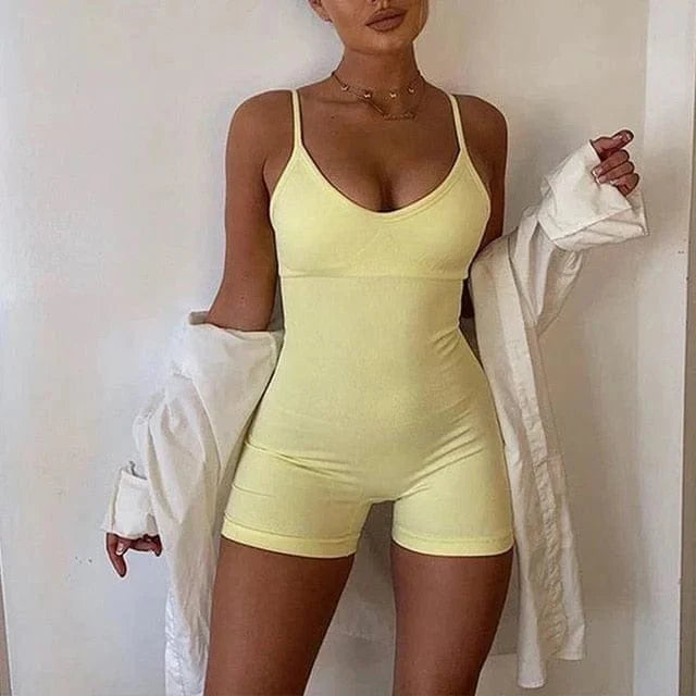 Einteiliger gelber Sportanzug für Damen, ideal für Fitness und Freizeit. Bequeme Passform, ärmellos, mit Shorts. Perfekt für Sommeraktivitäten.