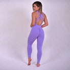 Violettes einteiliges Sport-Outfit mit gekreuzten Trägern, ideal für Yoga und Fitness. Bequem, stilvoll und perfekt für aktive Frauen.