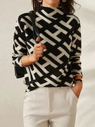 Eleganter Pullover mit geometrischem Muster, schwarz-weiß, ideal für stilvolle Herbstmode. Perfekt kombinierbar mit eleganten Outfits.