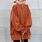 Damen Oversize-Pullover in Rostrot, modisch und bequem, ideal für Herbstmode. Perfekt kombinierbar mit Jeans oder Leggings für einen lässigen Look.