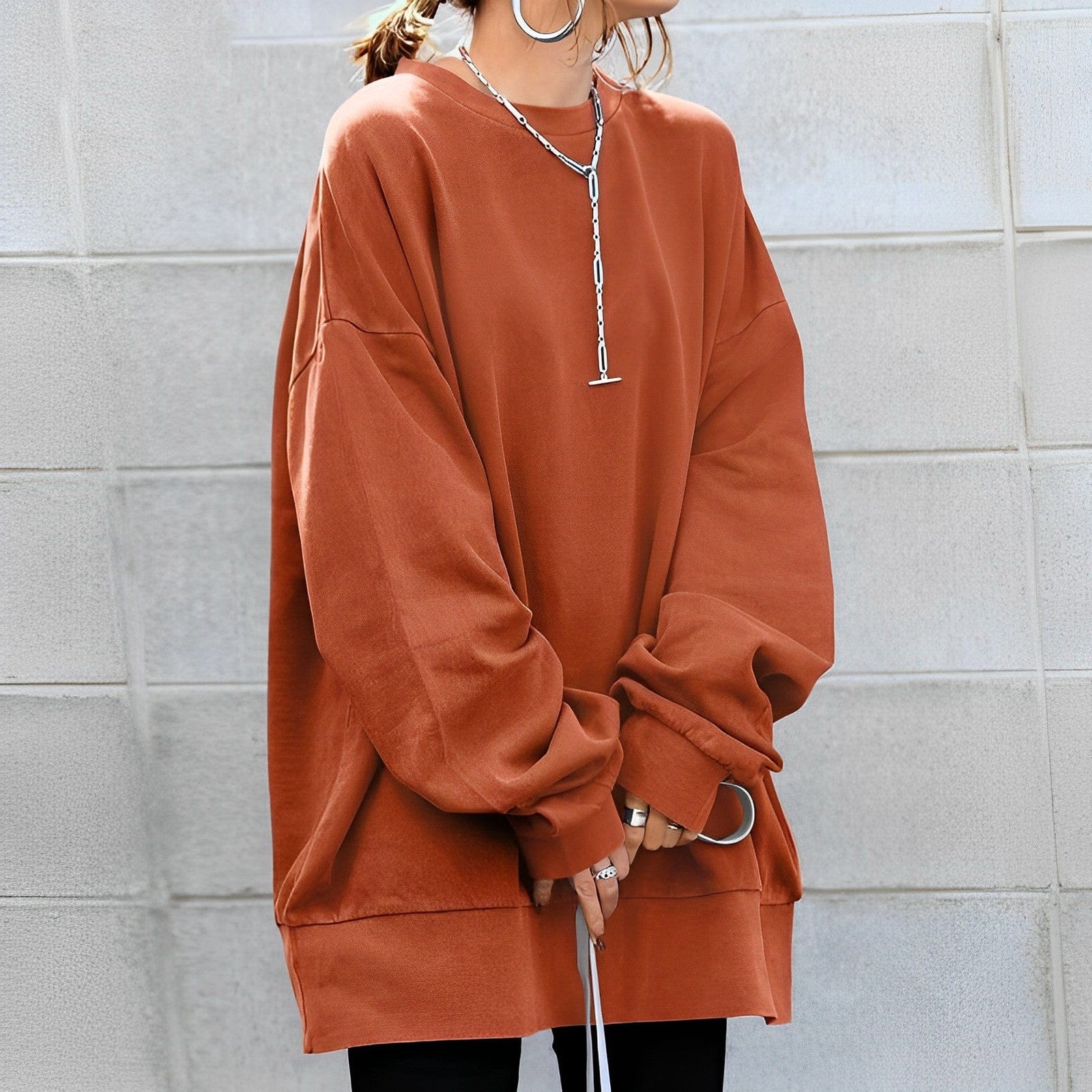 Damen Oversize-Pullover in Rostrot, modisch und bequem, ideal für Herbstmode. Perfekt kombinierbar mit Jeans oder Leggings für einen lässigen Look.