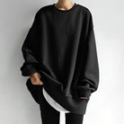 Übergröße Pullover in Schwarz, modisch und bequem, ideal für lässige Outfits. Perfekt für Herbstmode und Streetwear-Trends.