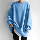 Übergröße Pullover in Blau, modisch und bequem, ideal für lässige Outfits. Perfekt für Herbstmode und Streetwear-Trends.